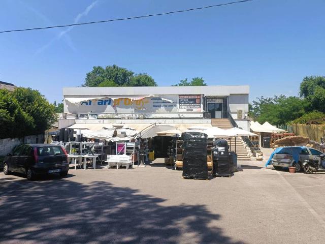 Locale Commerciale in vendita a Lido di Enea, Terracina