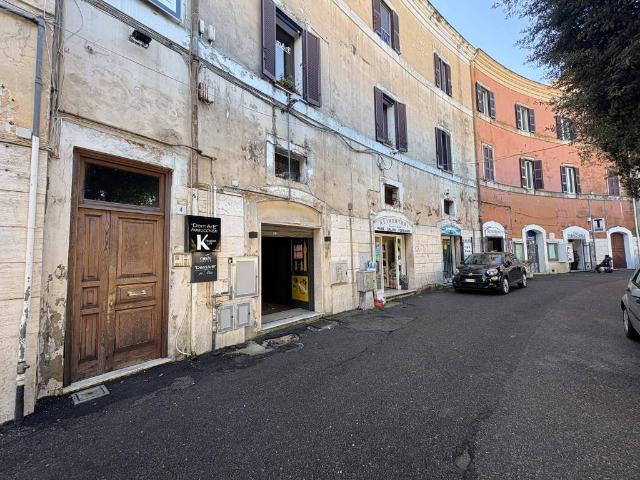 Locale Commerciale in vendita a Terracina, Lazio