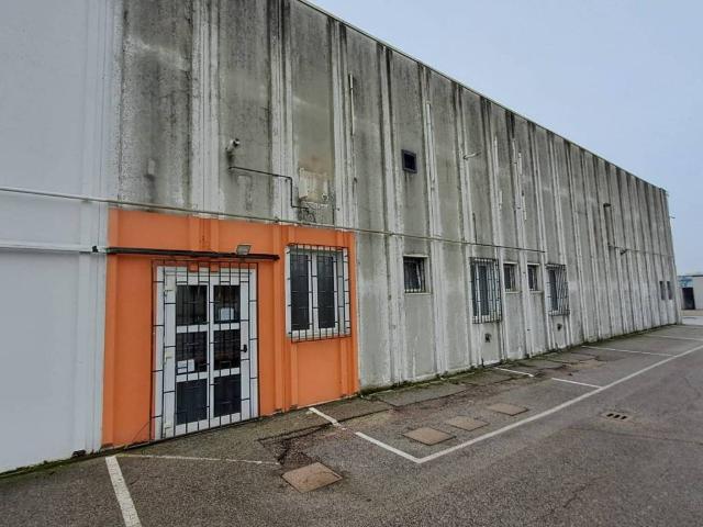 Locale Commerciale in vendita a Roversetto, Terre del Reno