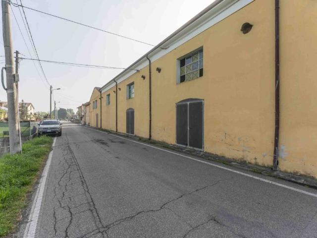 Locale Commerciale in vendita a Unione Alto Ferrarese, Mirabello