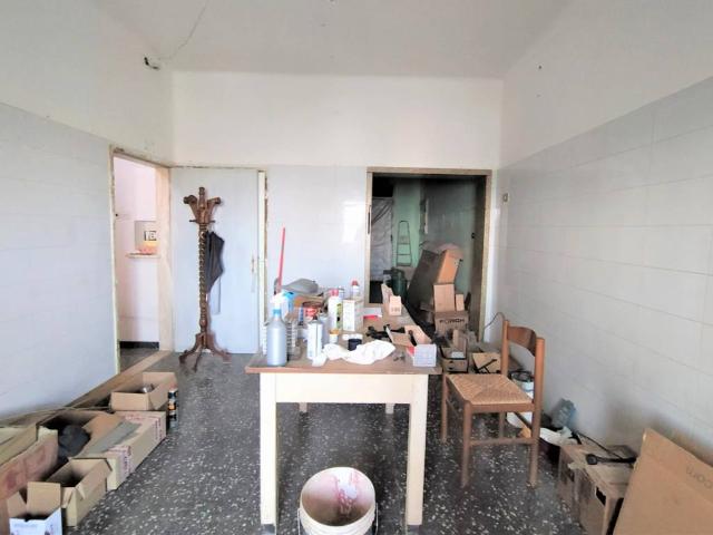 Locale Commerciale in vendita a Terre Roveresche, Marche