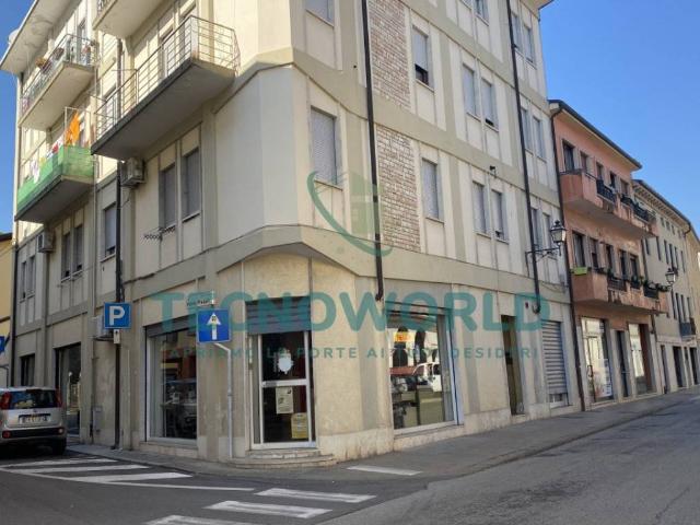 Locale Commerciale in vendita a Centro, Thiene
