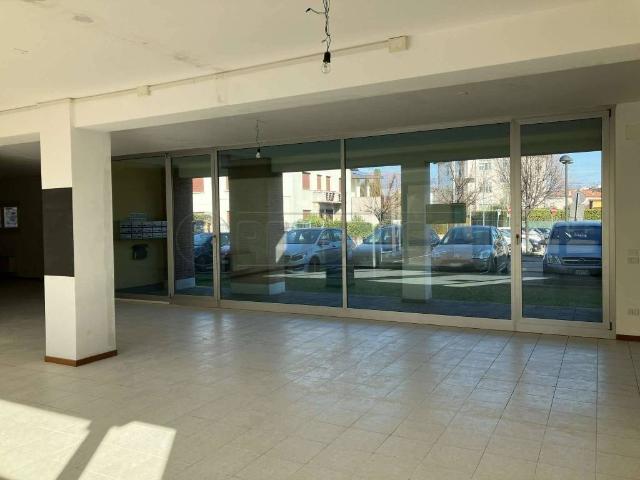 Locale Commerciale in vendita a San Vincenzo, Thiene