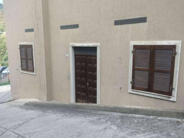 Locale Commerciale in vendita a Comunità Montana Parco Alto Garda bresciano, Tignale