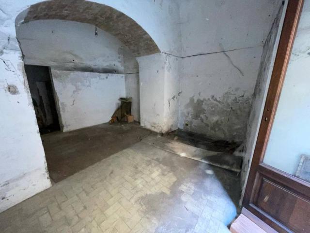 Locale Commerciale in vendita a Izzalini, Umbria