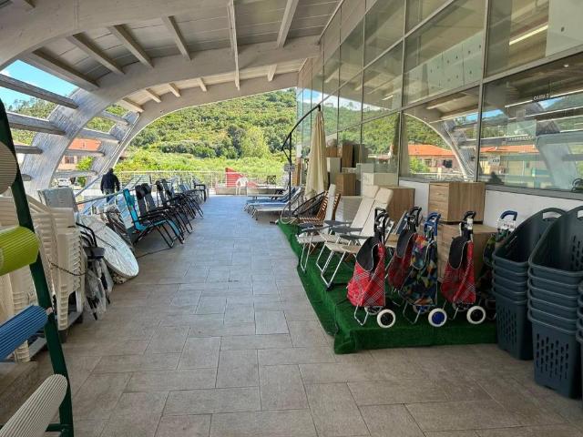 Locale Commerciale in vendita a Borghetto Santo Spirito, Liguria