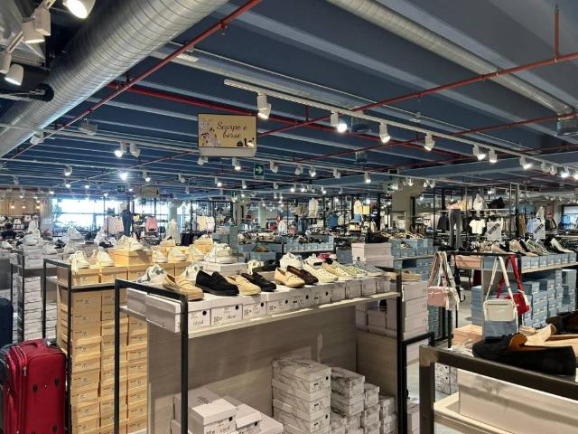 Locale Commerciale in vendita a Borghetto Santo Spirito, Liguria