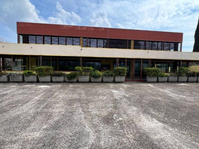 Locale Commerciale in vendita a Marche, Macerata