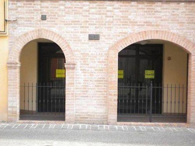 Locale Commerciale in vendita a Marche, Macerata