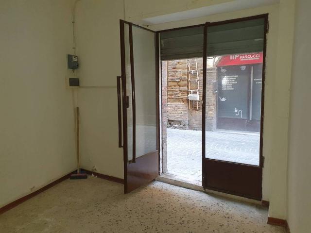 Locale Commerciale in vendita a Marche, Macerata