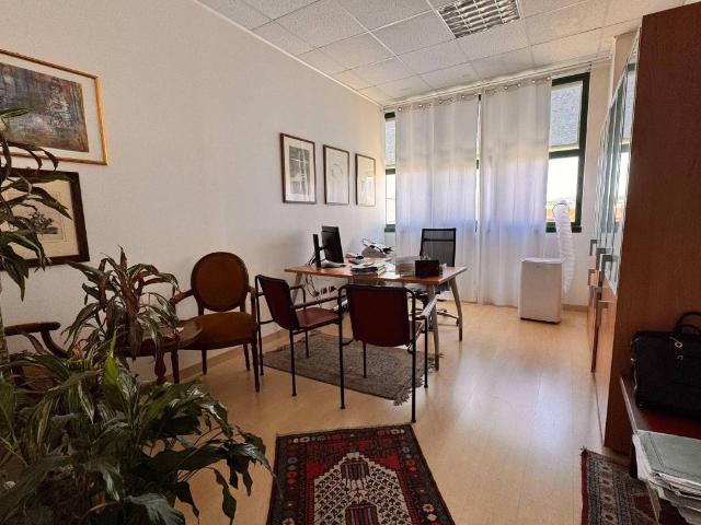 Locale Commerciale in vendita a Marche, Macerata
