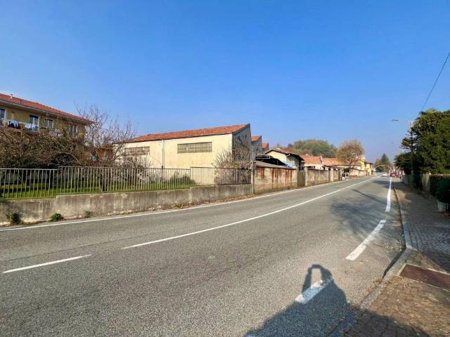 Locale Commerciale in vendita a Cerei, Piemonte