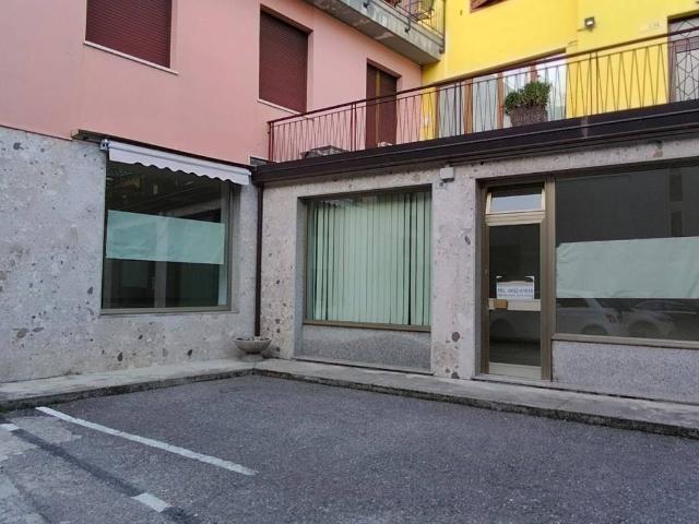 Locale Commerciale in vendita a Tolmezzo, Friuli-Venezia Giulia