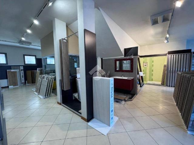 Locale Commerciale in vendita a Tombolo, Veneto
