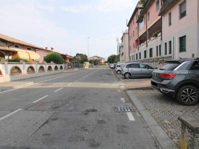 Locale Commerciale in vendita a Torbole, Torbole Casaglia