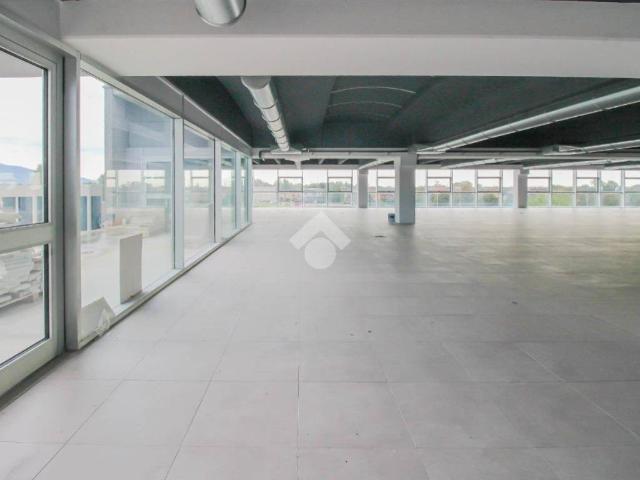 Locale Commerciale in vendita a Torbole, Torbole Casaglia