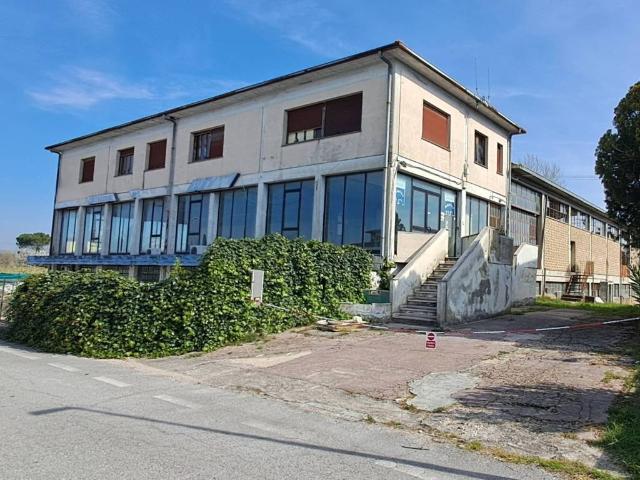 Locale Commerciale in vendita a Fornaci, Torgiano