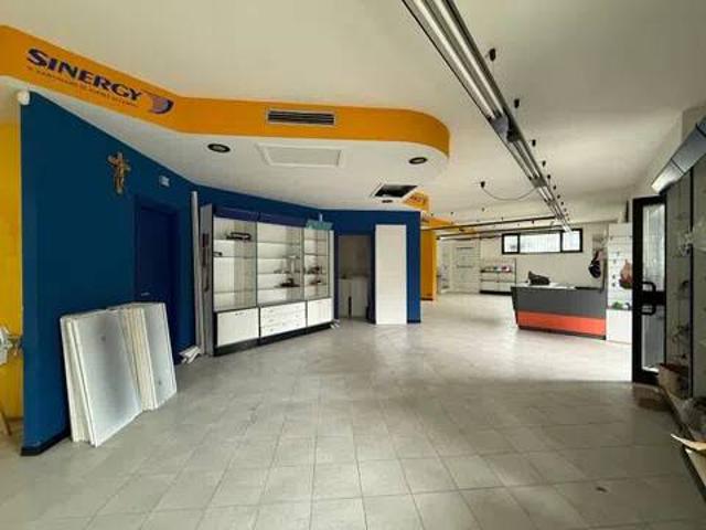 Locale Commerciale in vendita a Fornaci, Torgiano