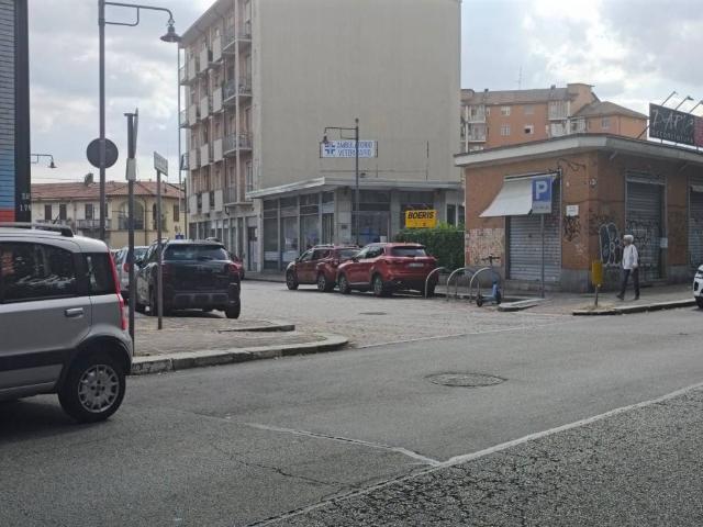 Locale Commerciale in vendita a Circoscrizione 2, Piemonte