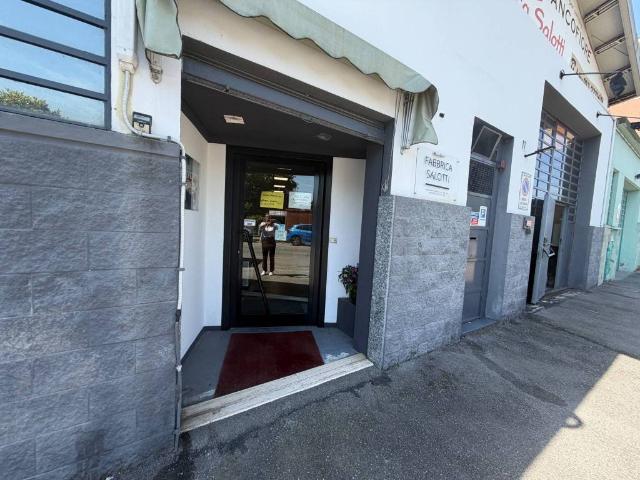 Locale Commerciale in vendita a Bertolla, Piemonte
