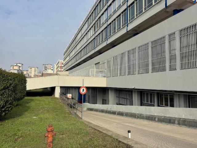Locale Commerciale in vendita a Circoscrizione 5, Piemonte