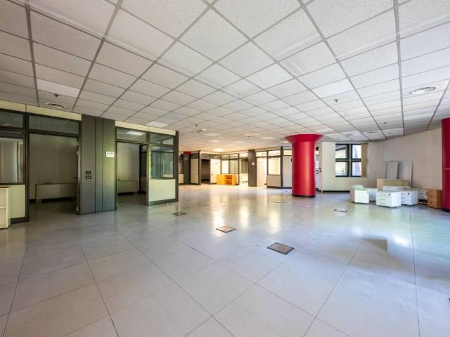 Locale Commerciale in vendita a Circoscrizione 2, Piemonte