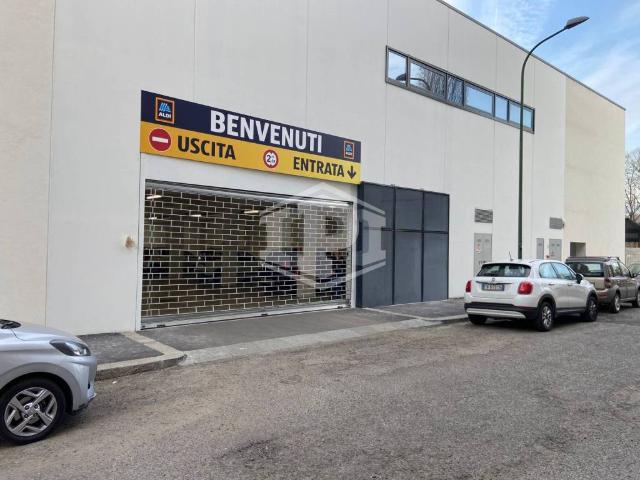Locale Commerciale in vendita a Circoscrizione 6, Piemonte