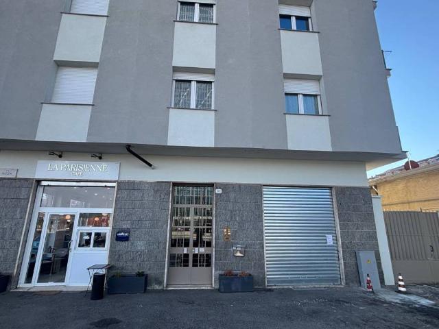 Locale Commerciale in vendita a Circoscrizione 8, Piemonte