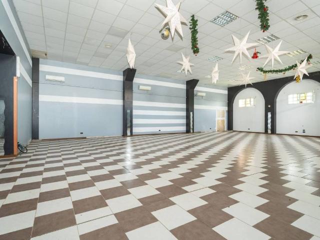 Locale Commerciale in vendita a Circoscrizione 5, Piemonte