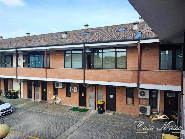 Locale Commerciale in vendita a Bertolla, Piemonte