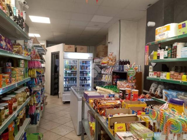 Locale Commerciale in vendita a Circoscrizione 2, Piemonte