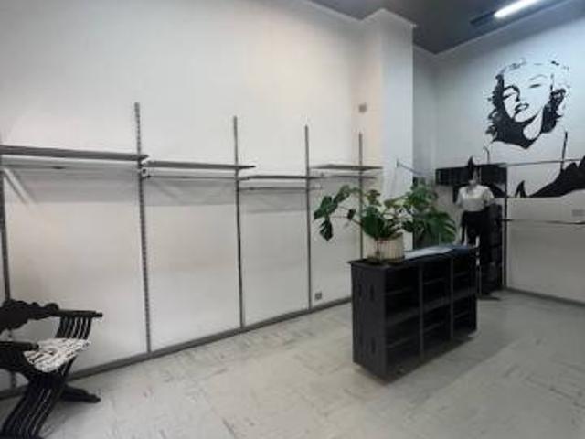 Locale Commerciale in vendita a Circoscrizione 7, Piemonte