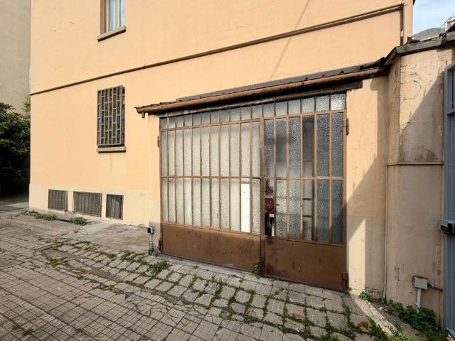 Locale Commerciale in vendita a Circoscrizione 4, Piemonte