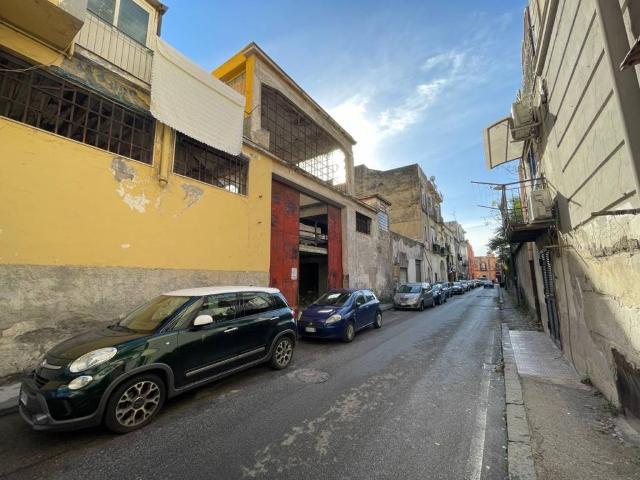Locale Commerciale in vendita a Torre Annunziata, Campania