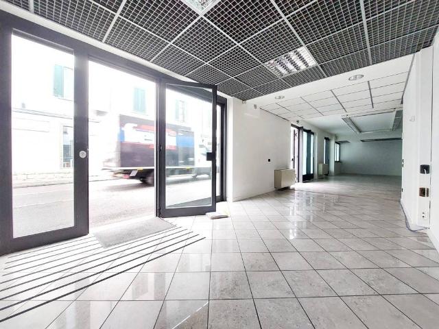 Locale Commerciale in vendita a Torre Boldone, Lombardia