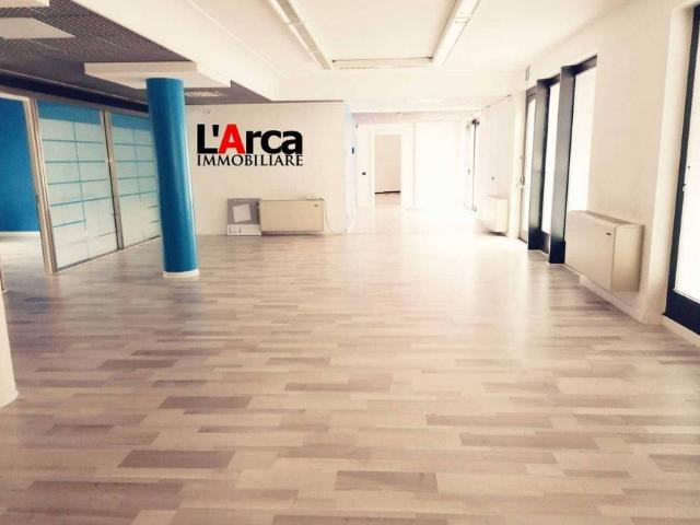 Locale Commerciale in vendita a Torre Boldone, Lombardia