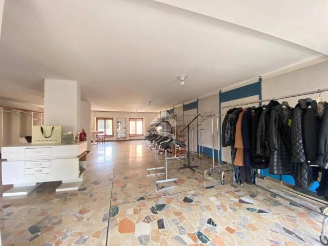 Locale Commerciale in vendita a Torre Boldone, Lombardia