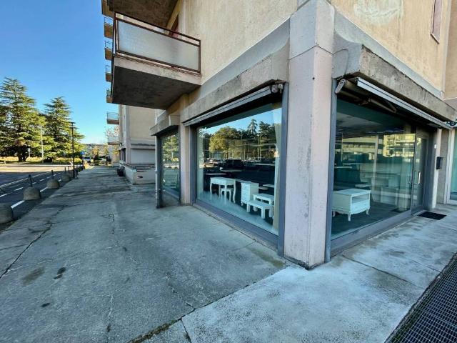 Locale Commerciale in vendita a Torre Boldone, Lombardia