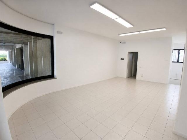 Locale Commerciale in vendita a Torre Boldone, Lombardia