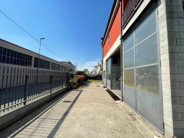 Locale Commerciale in vendita a Torre De' Roveri, Lombardia