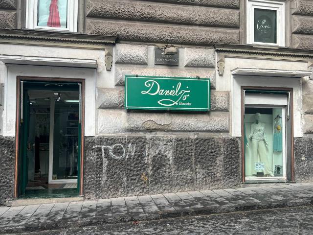 Locale Commerciale in vendita a Sant'Antonio, Torre Del Greco