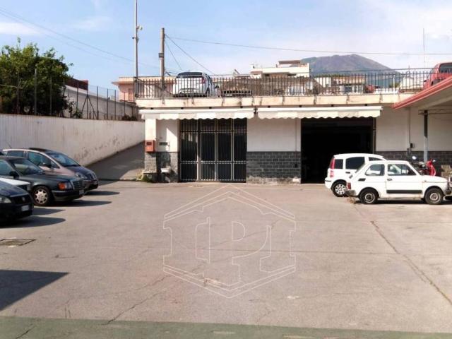 Locale Commerciale in vendita a Sant'Antonio, Torre Del Greco