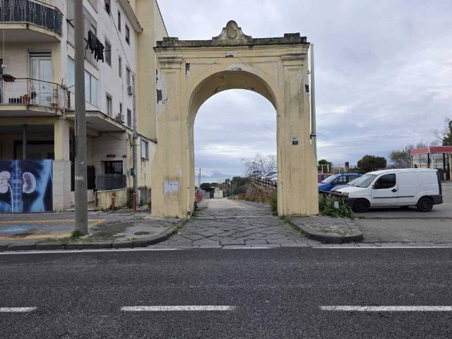 Locale Commerciale in vendita a Sant'Antonio, Torre Del Greco