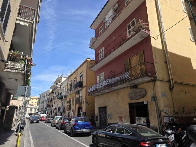 Locale Commerciale in vendita a Sant'Antonio, Torre Del Greco