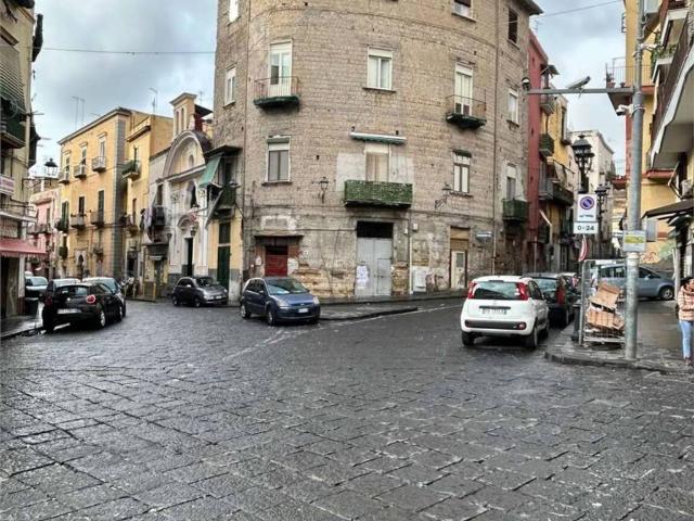 Locale Commerciale in vendita a Sant'Antonio, Torre Del Greco