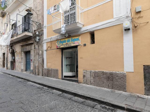 Locale Commerciale in vendita a Sant'Antonio, Torre Del Greco