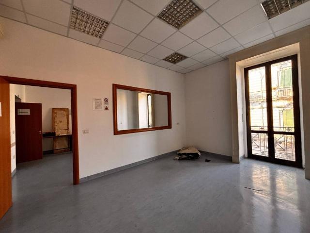 Locale Commerciale in vendita a Sant'Antonio, Torre Del Greco