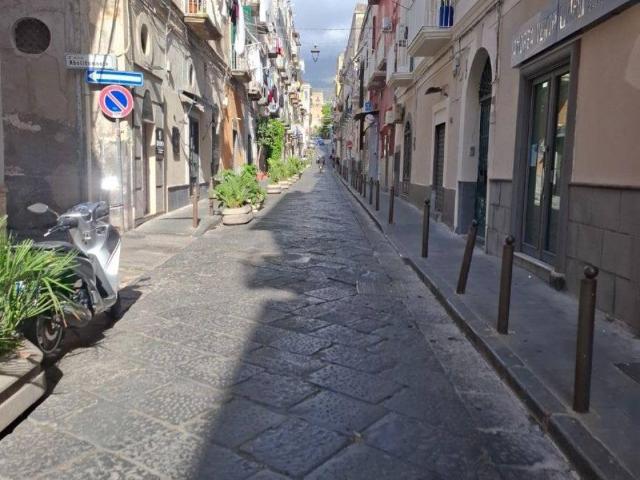 Locale Commerciale in vendita a Sant'Antonio, Torre Del Greco