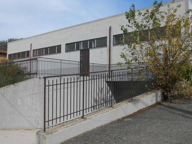 Locale Commerciale in vendita a Torre Le Nocelle, Campania