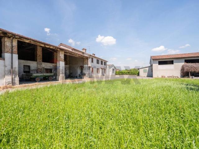 Locale Commerciale in vendita a Torricella Del Pizzo, Lombardia